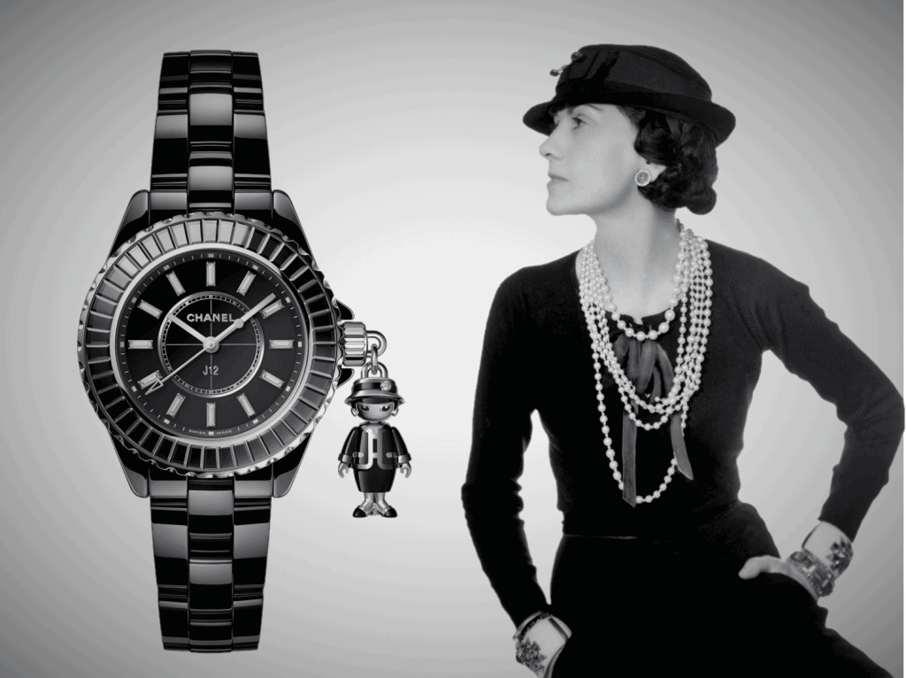 Garbrielle Coco Chanel im Jahr 1935 mit einer aktuellen Chanel J12 Acte II Uhr