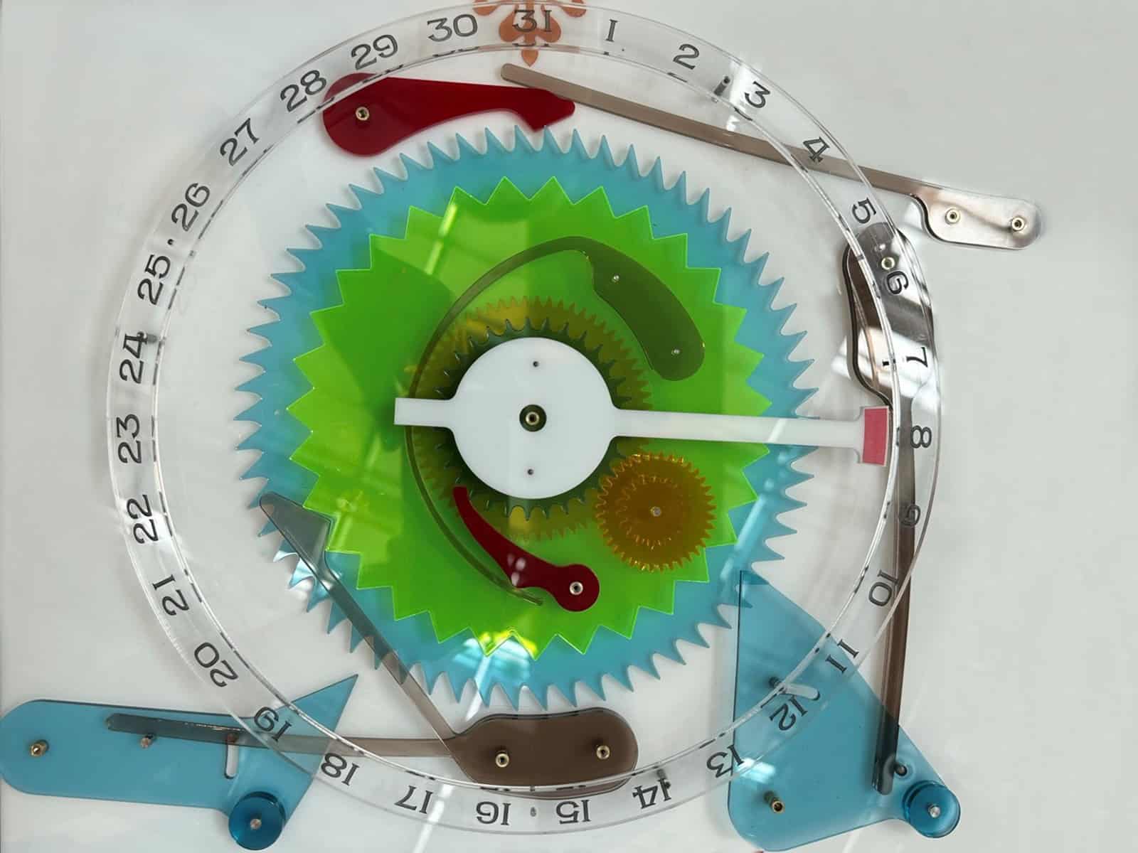Vergrößertes Detail der Datumsmechanik für die Patek Philippe Kal 240 HU C., hergestellt aus Acrylglas  