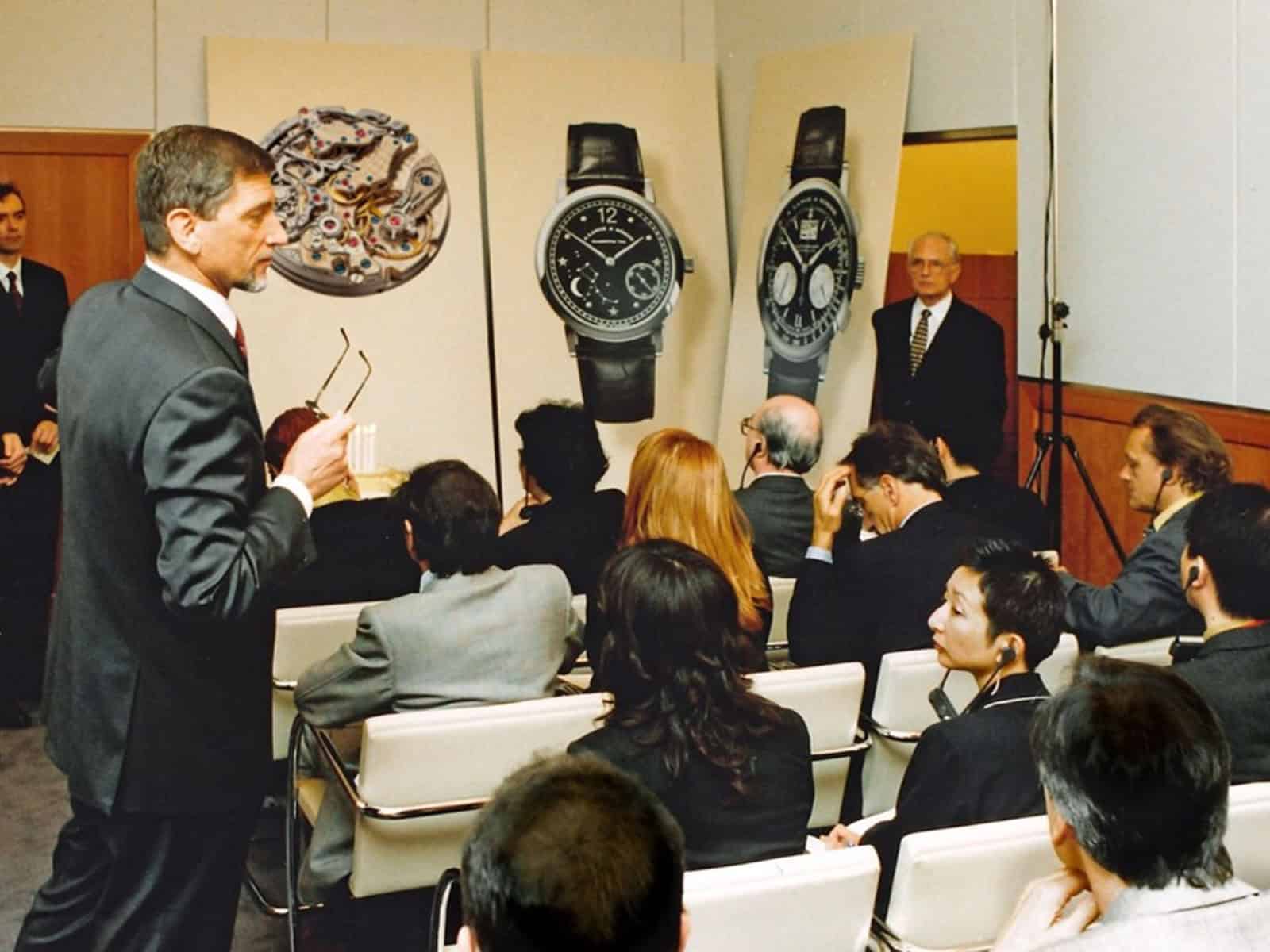 Günter Blümlein präsentiert den Lange & Söhne Datograph während der Baselworld 1999