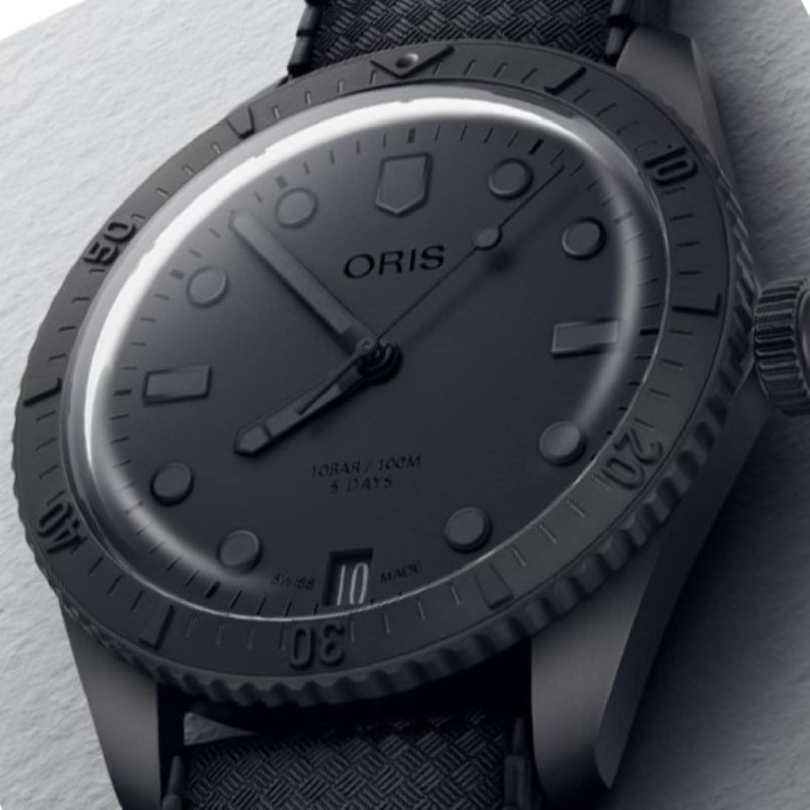 Oris Diver Sixty-Five Hölstein Edition 2024 close-up