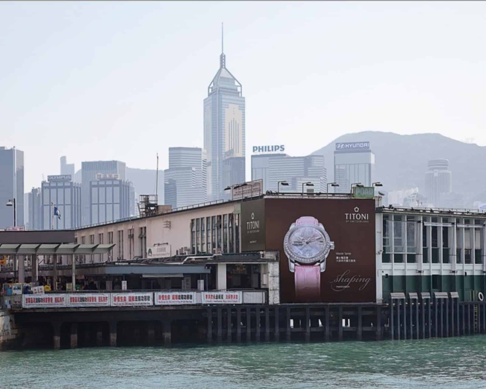 Titoni zeigt Flagge - hier in Hong Kong